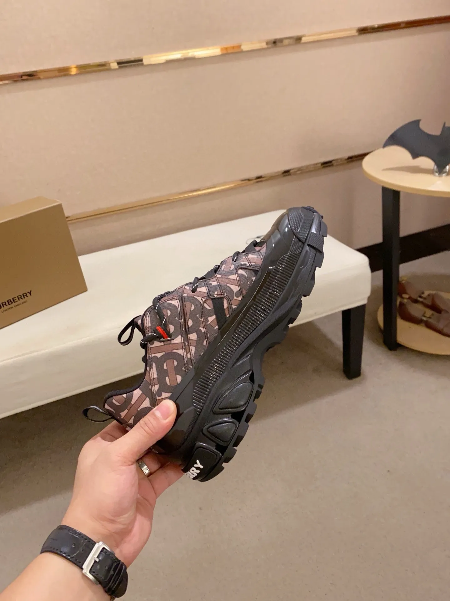 Men's shoes 💰: 640💰🇮🇹🇮🇹BURBERRY's top purchasing agents are available simultaneously at the counter. 🔍🔍Synchronized sales. Positive code number: 38-46. Italian imported cowhide, fully imported sheepskin lining, sole: original sole provided by the original factory, exclusive movable molded sole, super comfortable, original factory follow-up goods, 🔍🔍high quality, you can enter and exit the counter at will, welcome to compare